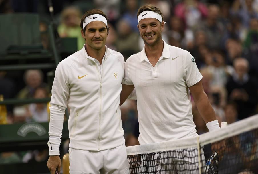 Roger Federer e Marcus Willis prima dell&#39;inizio della partita, Il Britannico n. 772 del ranking mondiale, maestro di tennis, oggi ha sfidato lo svizzero ex numero uno (Reuters)